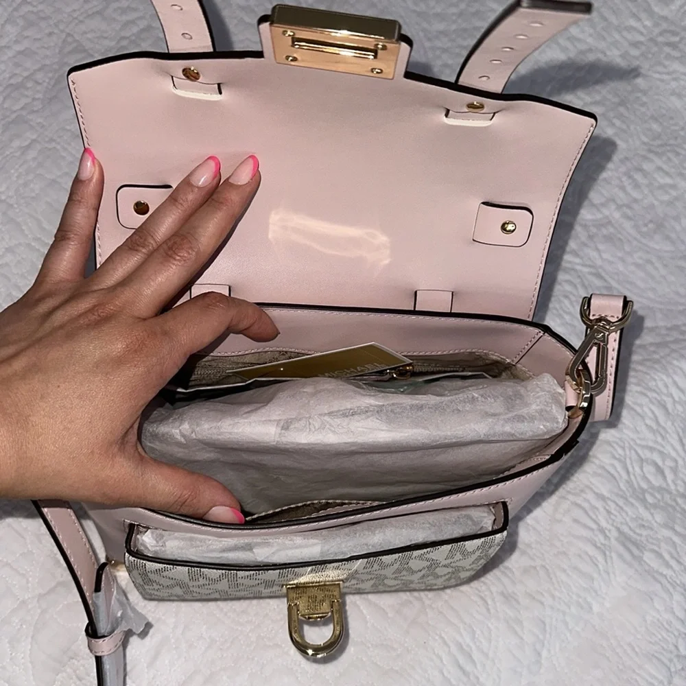 Michael kors Manhattan Medium Leather and Logo Satchel 🤍🩷